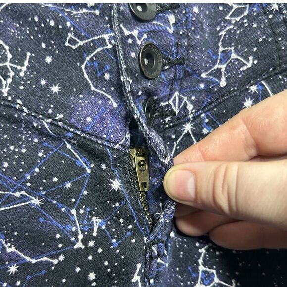 Hot Topic Blackheart Constellation Galaxy Print V-Stitch Cuffed Shorts Size 3 - Picture 3 of 8